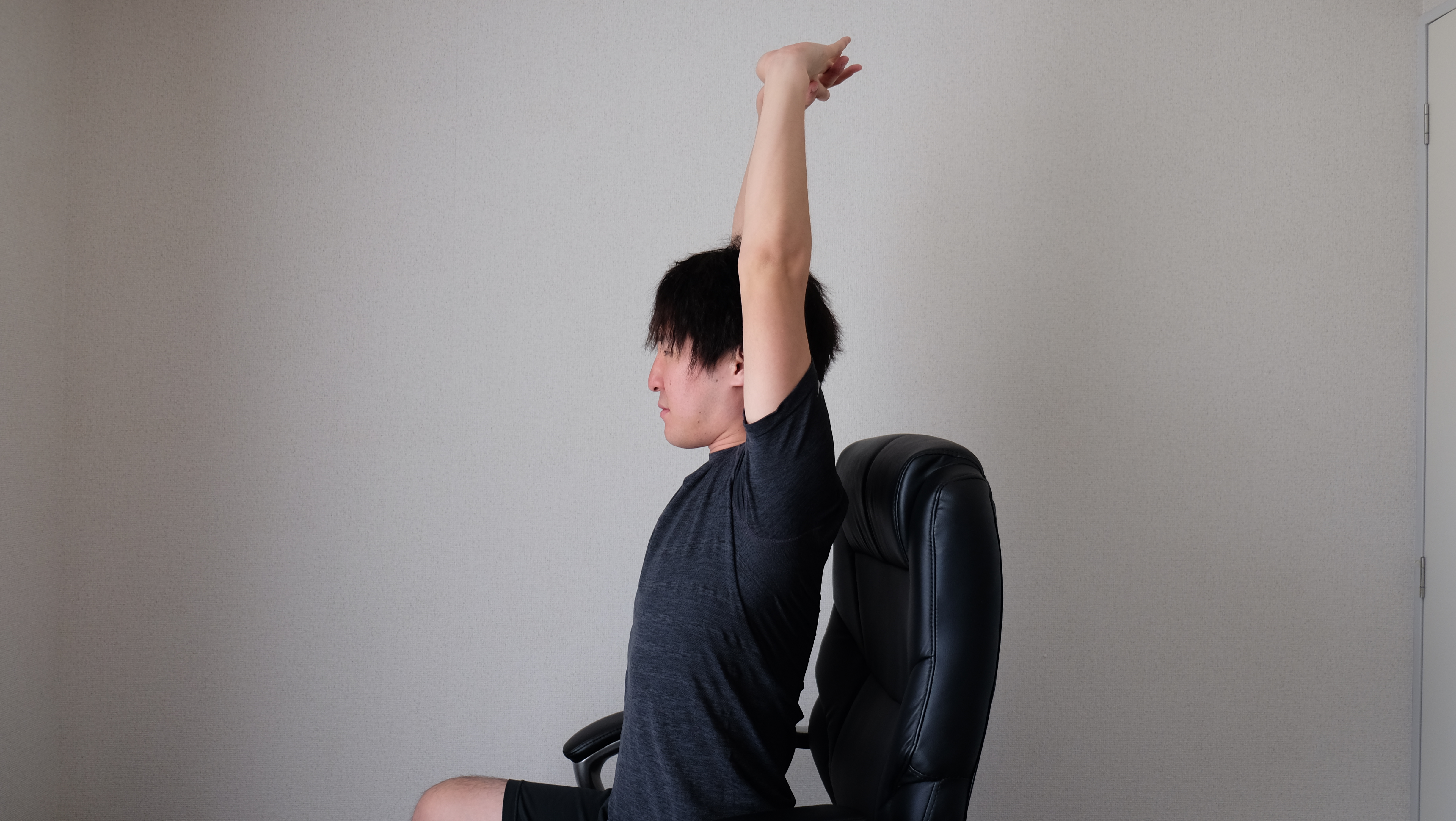 正しい姿勢でも座りっぱなしは禁物!!短時間で身体をほぐせる運動を紹介